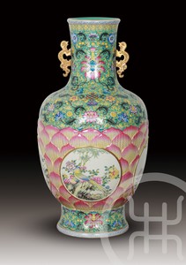 绿地粉彩开场花鸟双耳瓶
