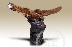 雄鹰展翅